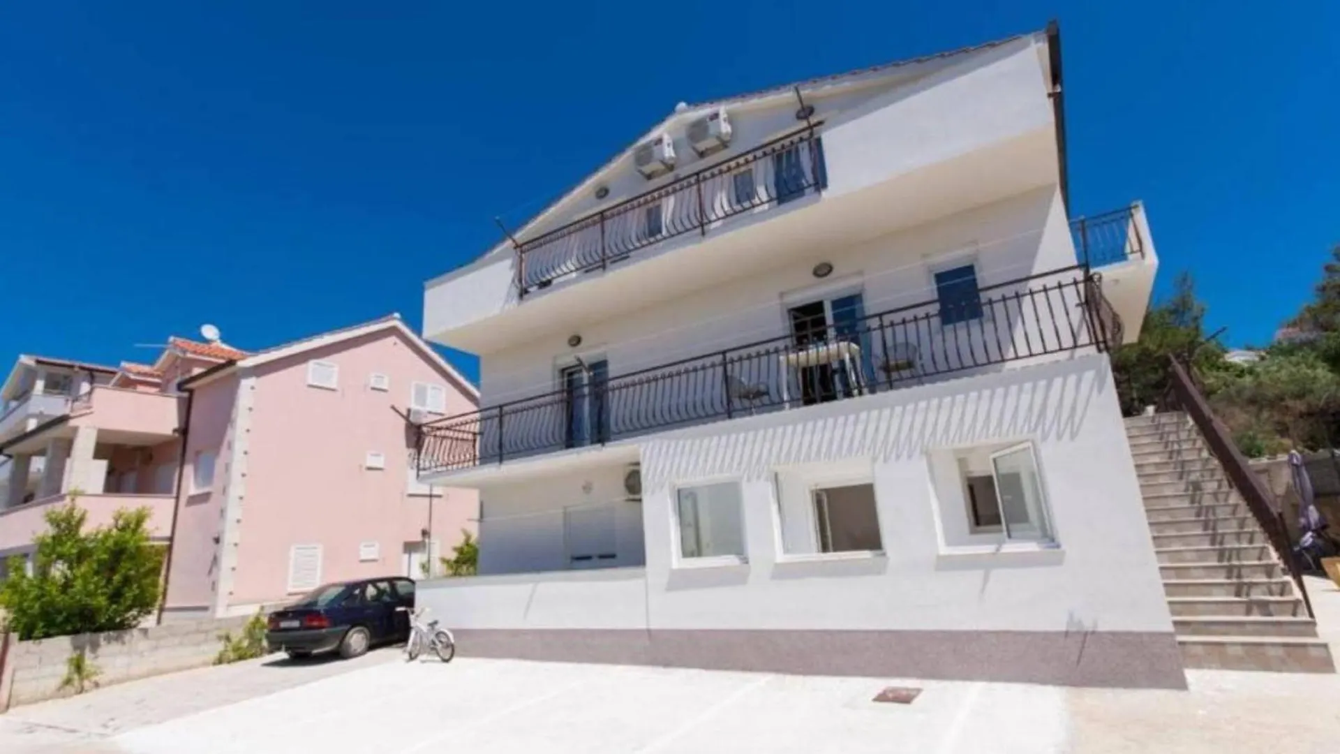 Seaside Okrug Gornji Apartment With Terrace And Patio Trogir